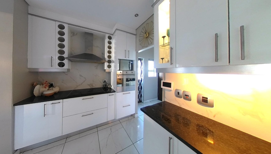 4 Bedroom Property for Sale in Parklands North Western Cape